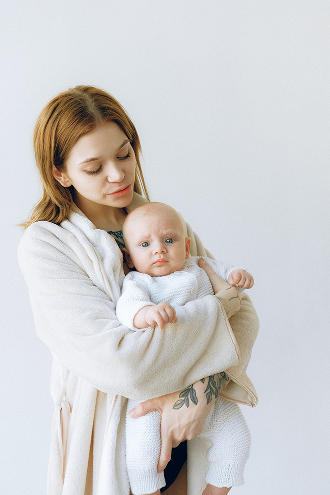 Photograph: A mother holds a baby close to her stomach. (Pexels, Anna Shvets).